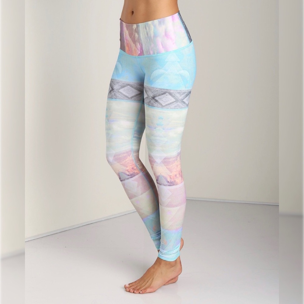 NEW Teeki Desert Tarot Hot Pants leggings M
